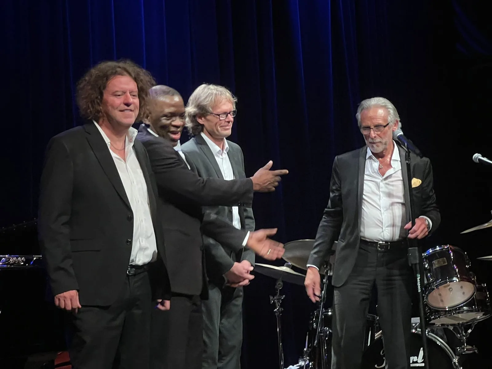 Terrence Ngassa mit Band